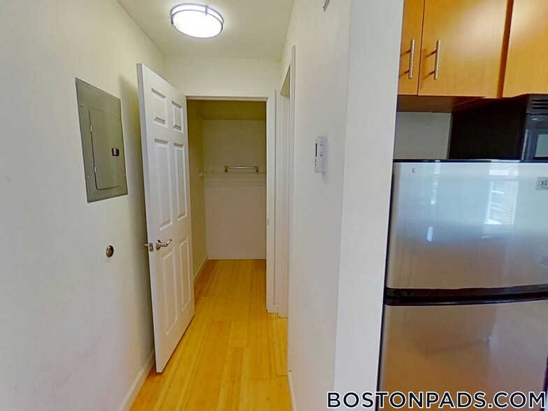 Building Photo - 461 Park Dr