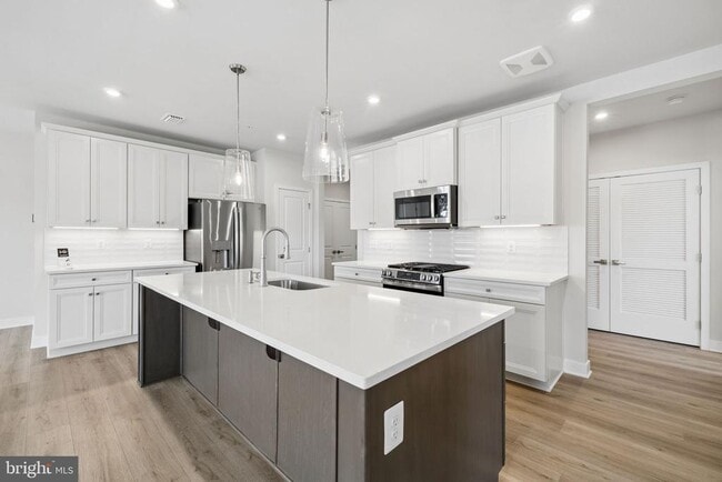 Building Photo - 1611 POTOMAC SHORES Pky