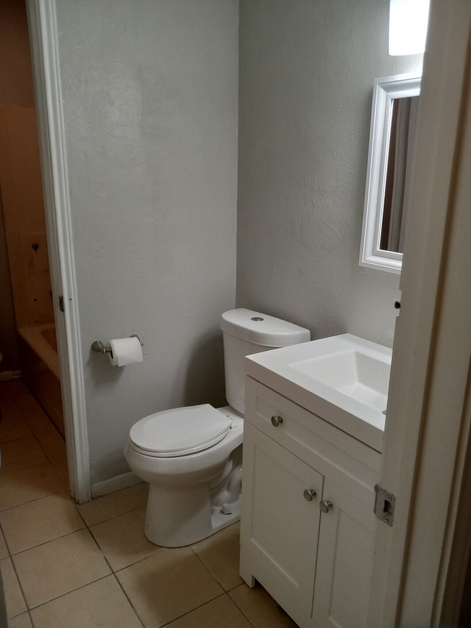 Hall bath - 601 Oakridge Cir