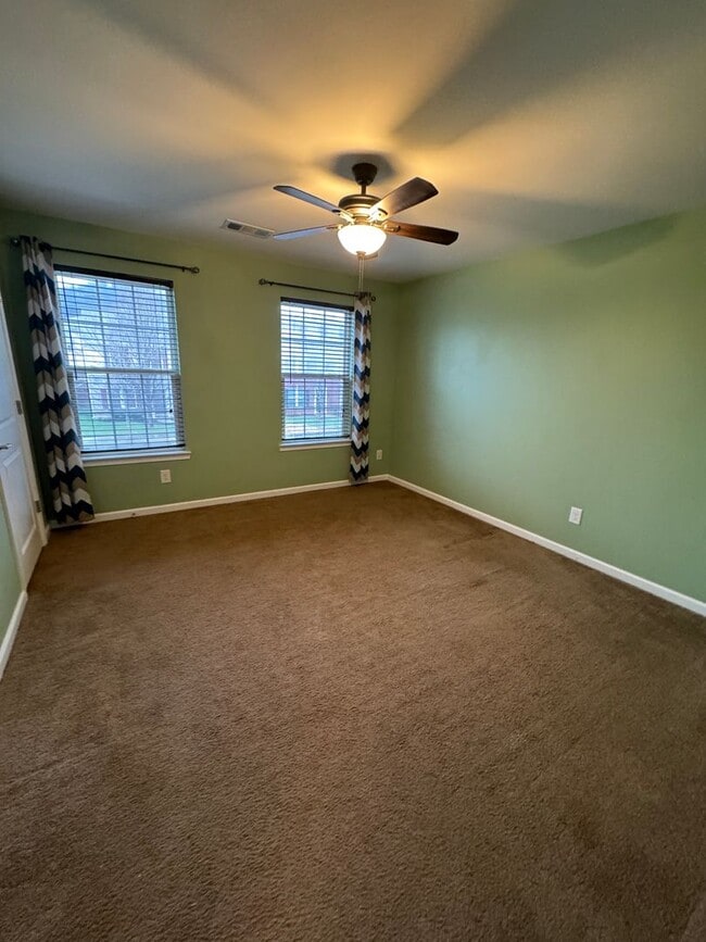 Building Photo - 4 bedroom 2.5 bathroom in Bellevue's Avondale Park neighborhood.  All bedrooms upstairs, open con...