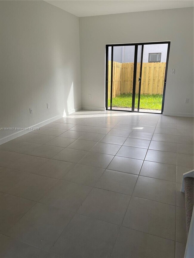 Building Photo - 21447 NE 2nd Pl