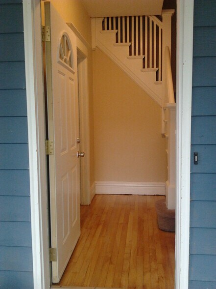 Building Photo - 1821 E 6th St