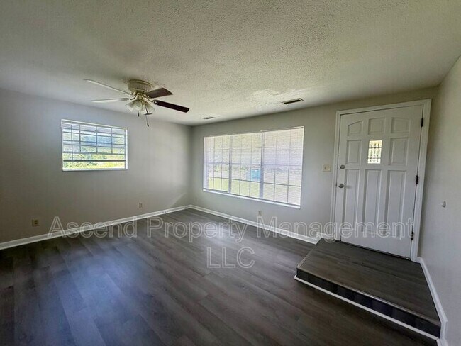 Building Photo - 582 Withrow Rd