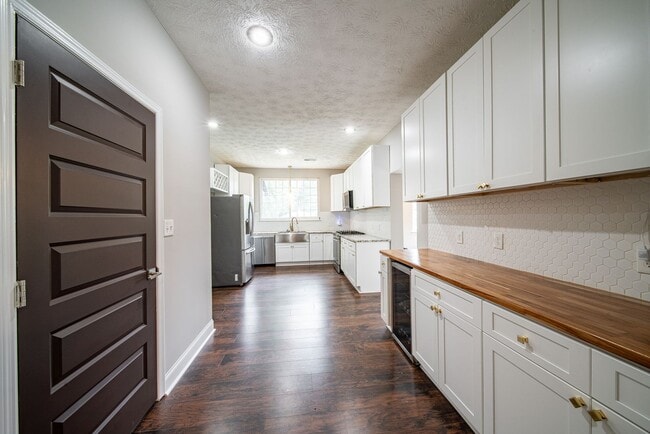 Building Photo - 4 bedroom/3 bath, 3711 sqft in Midtown!