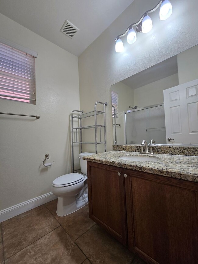 Building Photo - A Beautiful Single Story Townhouse! 3 Bed,...