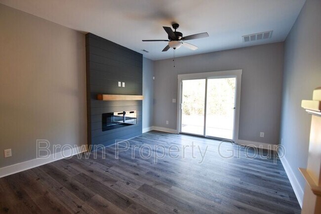 Building Photo - 3036 Candlelight Dr