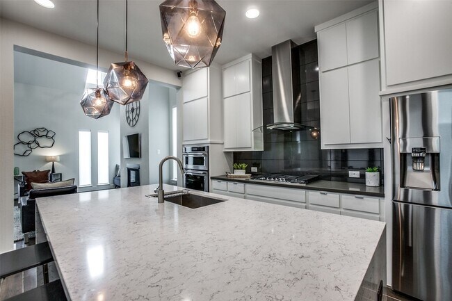 Building Photo - 7021 Royal View Dr