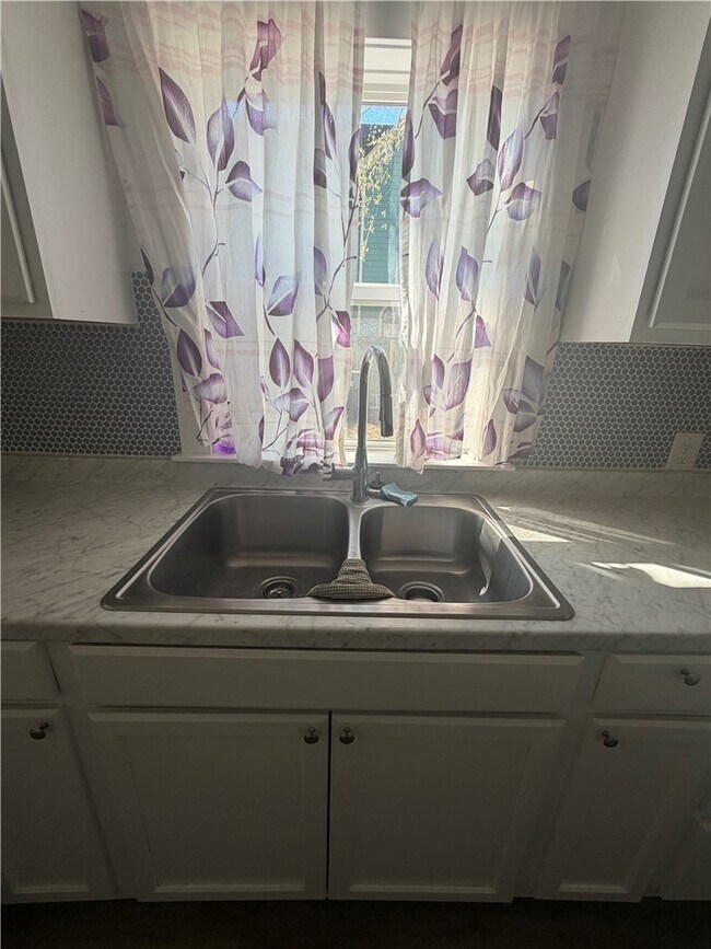 Building Photo - 620 S 2nd St