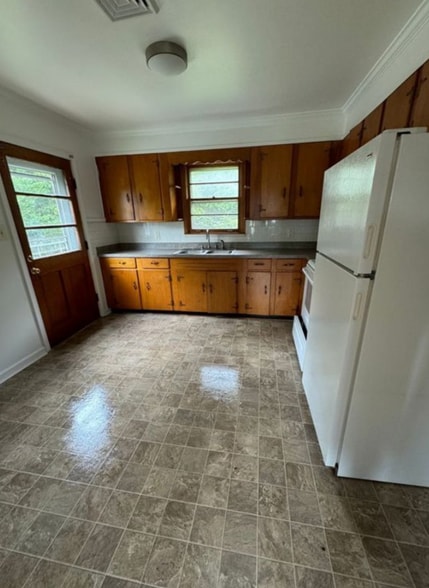 Kitchen - 9826 Village Hwy