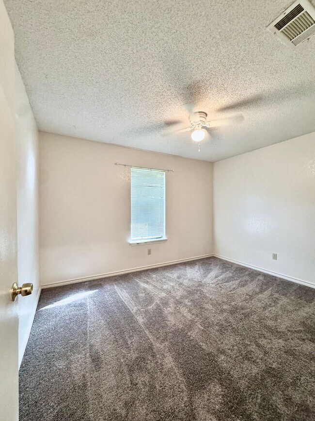 Building Photo - Pre-Holiday Move-In Special!!! Inviting 3 ...