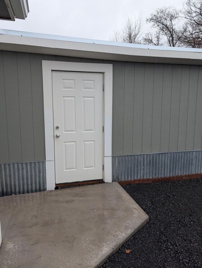 Building Photo - 2 Bedroom 1 Bath- Home