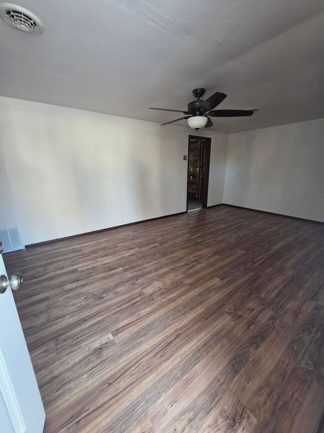 Building Photo - LIMITED TIME**NO APPLICATION FEE**1/2 OFF DEPOSIT**