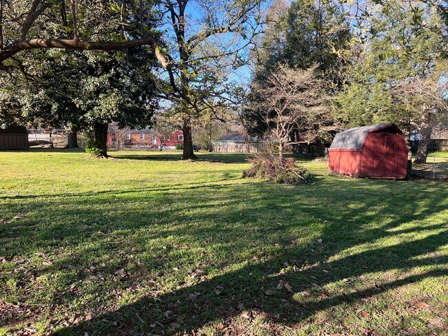 Building Photo - Glengarry Park with Large Yard