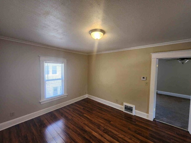 Building Photo - Large Bedrooms UPPER Oshkosh $1025