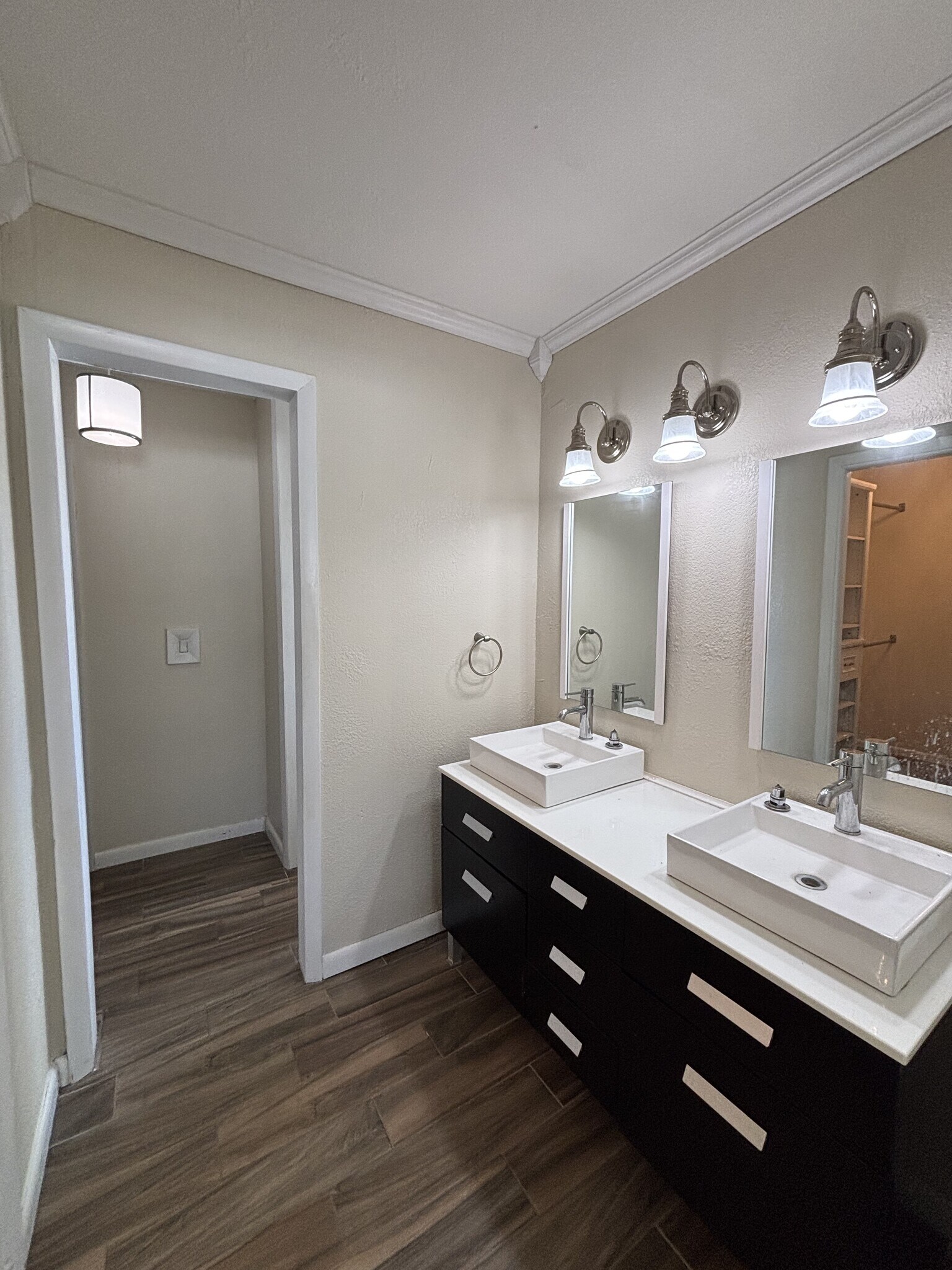 Building Photo - 4 Bed/2 Bath