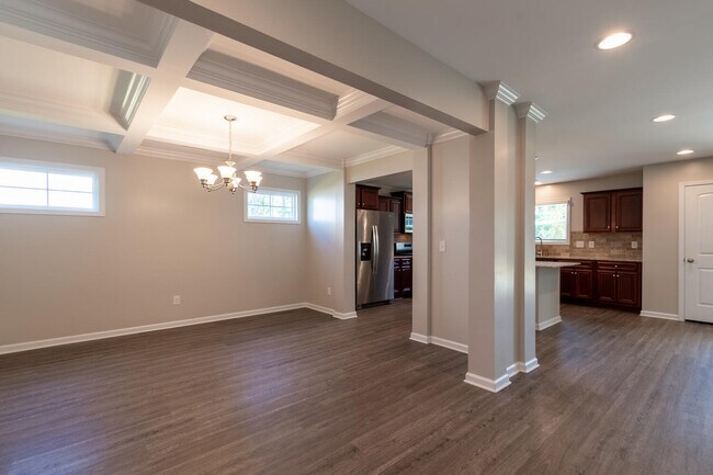 Building Photo - 3733 Moseley Dr