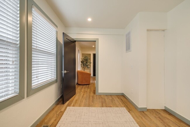 Building Photo - Welcome to this charmingly updated 2 Bedroom 1 Bathroom Bungalow Located in the Historic Jefferso...