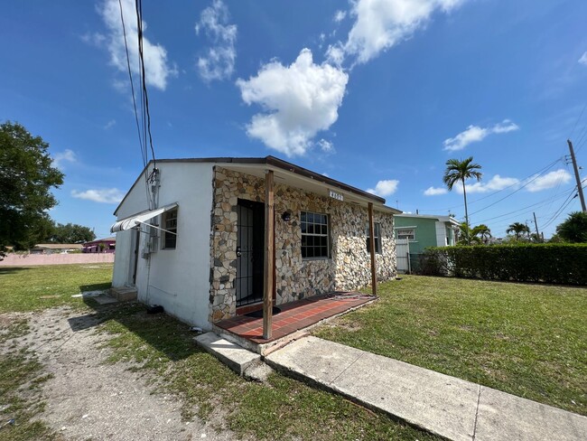 Building Photo - 2 Bedroom 1 Bath unit for rent in West Park