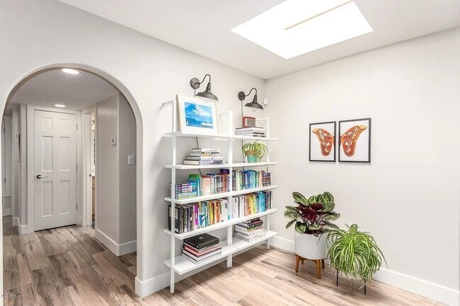 Building Photo - 8070 E Vía Bonita