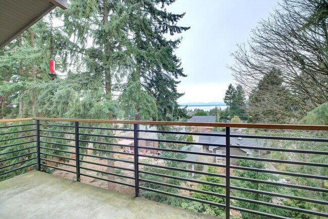 Building Photo - 3Bd/1.75Ba Seattle Condo
