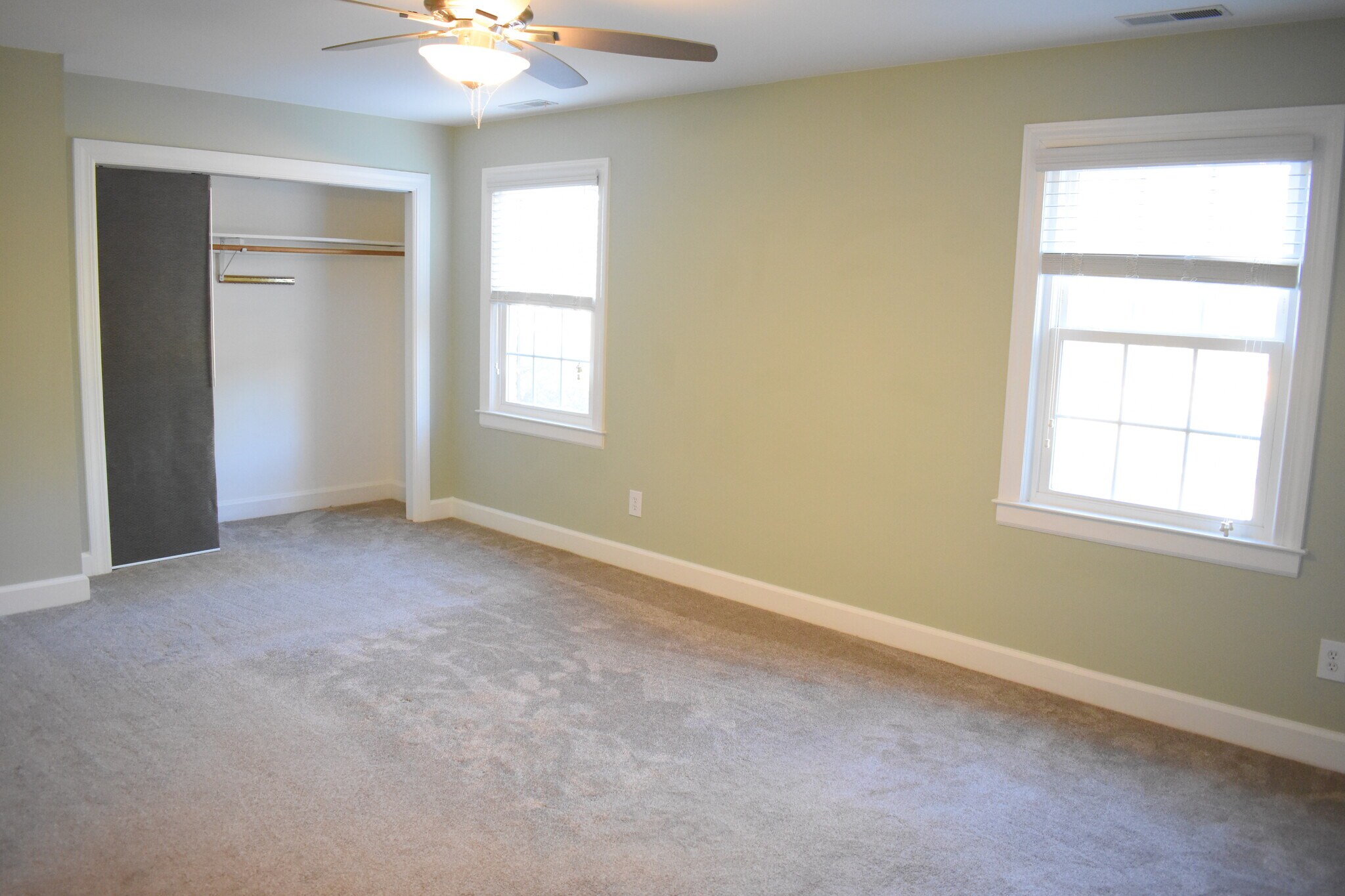 Building Photo - 2720 Oleander Dr