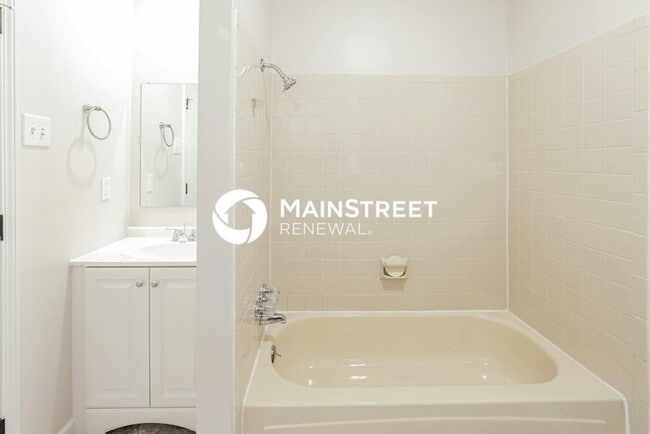 Building Photo - 3 Bedroom Pet-Friendly Home in KANSAS CITY, MO with Main Street Renewal