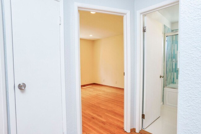 Building Photo - 4 Bed / 2 Bath Daly City Home With Stunnin...
