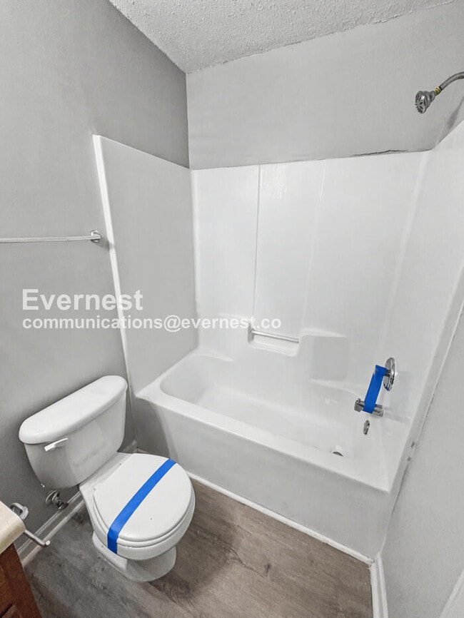 Building Photo - 3 Bed, 2 Bath Home with Off-Street Parking / Pet-Friendly / Available Now!