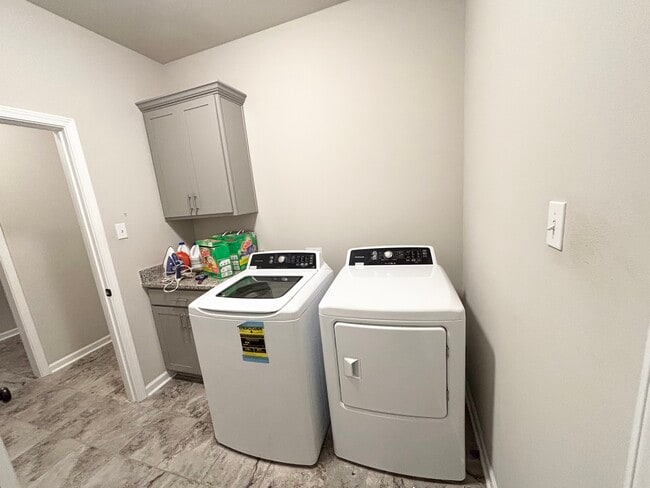 Building Photo - 5037 Park Shore Dr