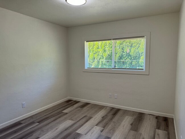 Building Photo - Fully updated 2 bed 1 bath single story duplex in a great location!