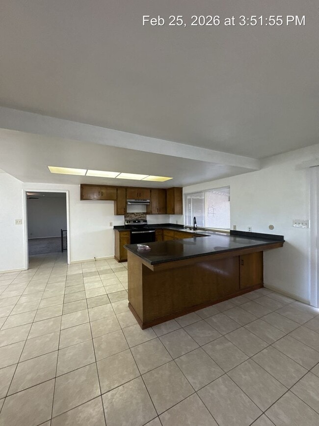 Building Photo - Charming Home Available Now !