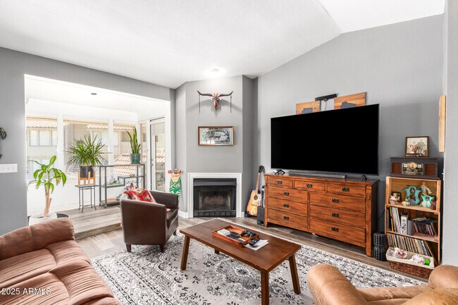 Primary Photo - 1820 E Morten Ave