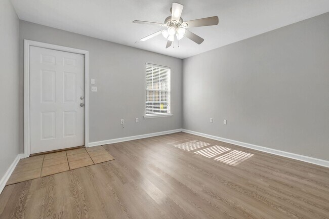 Building Photo - 2738 W Tharpe St