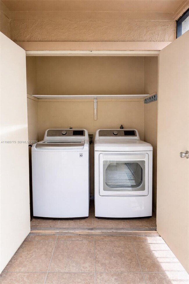 Building Photo - 10581 SW 155th Ct