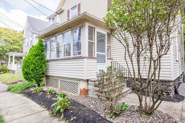 Building Photo - 12 Benton St