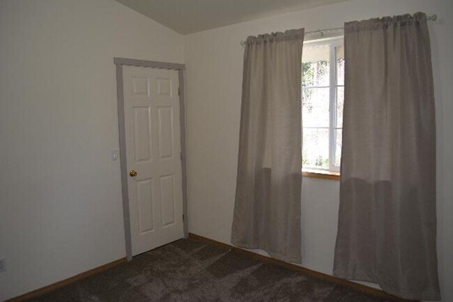 Building Photo - Spacious 3 bedroom townhome on cul-de-sac