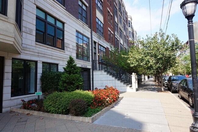 Building Photo - 1300 Grand St
