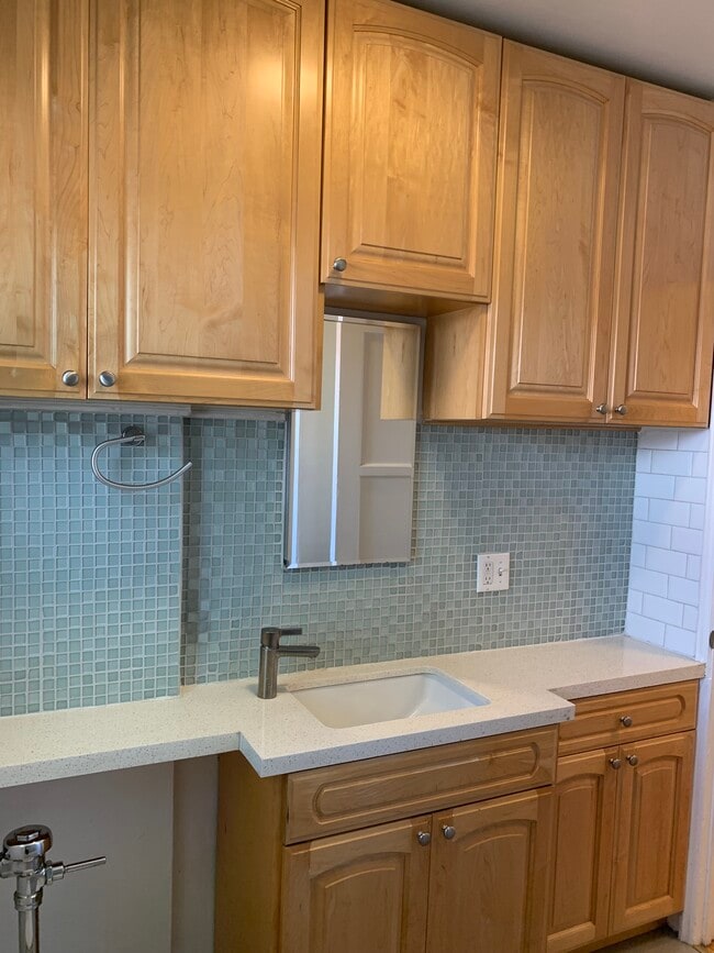 Building Photo - 416 N Doheny Dr