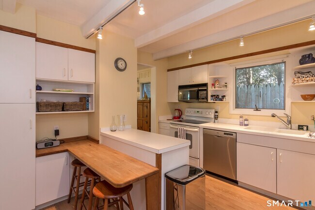 Building Photo - 116 Overshore Dr E