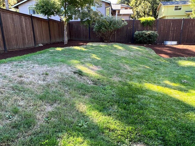 Building Photo - Nice 3 bedroom, 2 bath house in a great ne...