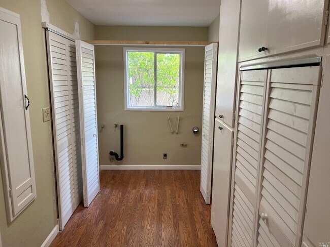 Building Photo - 848 Acalanes Rd