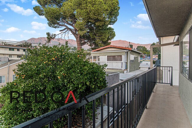 Building Photo - 10133 Pinewood Ave