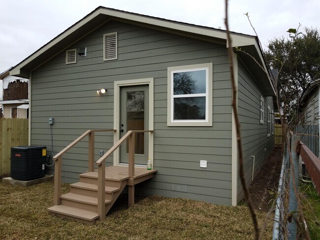 Building Photo - 1016 Center St