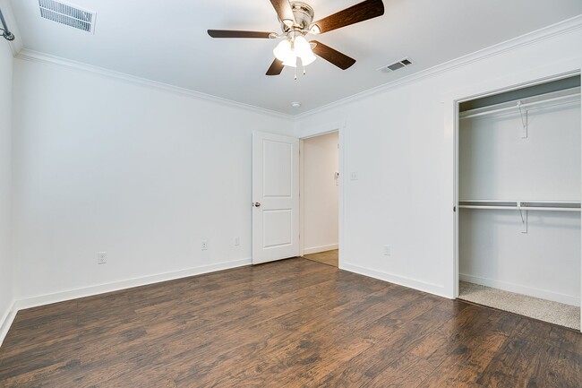 Building Photo - 5918 Southampton Pl