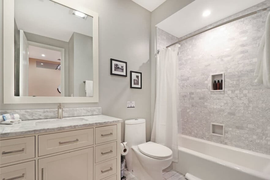 Building Photo - 822 Perdido St