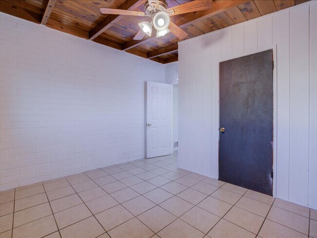 Building Photo - 3 Bedroom 1 Bathroom