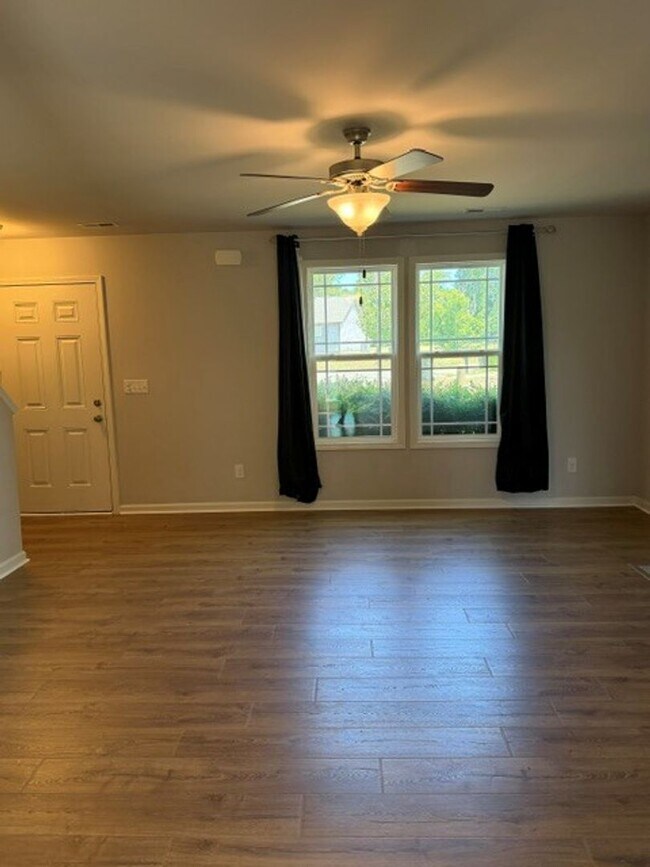Building Photo - Cute 3 Bedroom Home Nestled in the back of the cul-de-sac