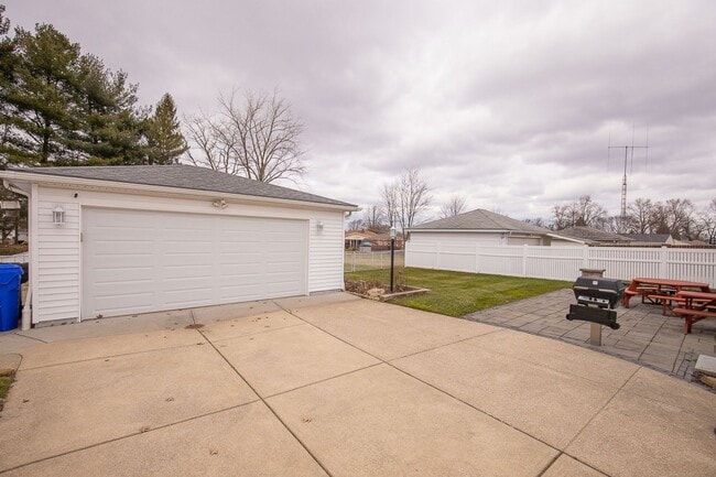 Building Photo - # Bedroom/2 Bath Single family!  Brook Park! Finished Basement