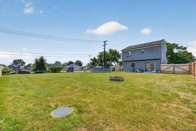 Building Photo - 25760 Groveland St