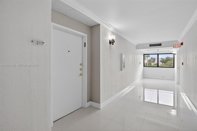 Building Photo - 200 Lakeview Dr